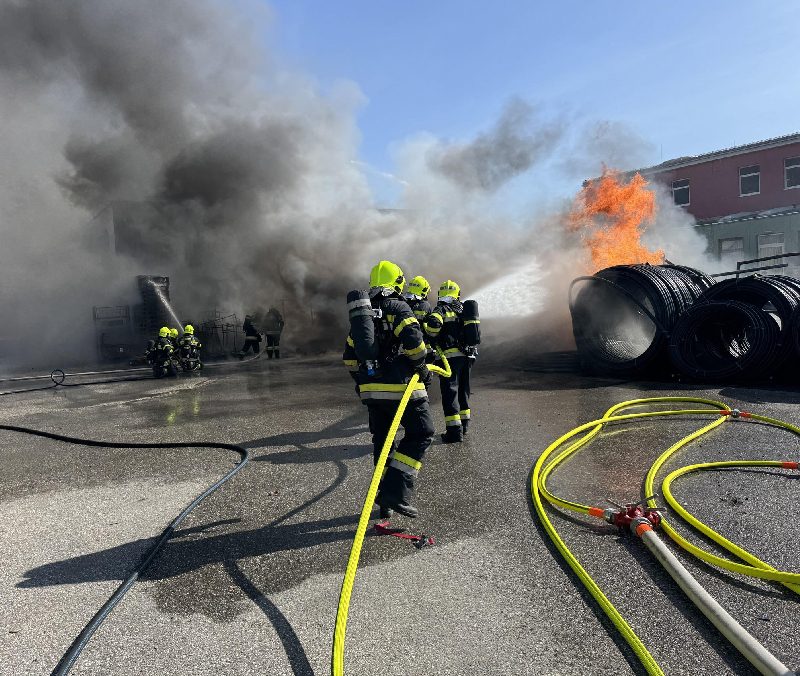 Großbrand Industriebbetrieb (Bild 1)